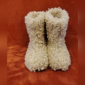 AZALEA WANG Cozy Curly Faux Shearling Boots in Cream color